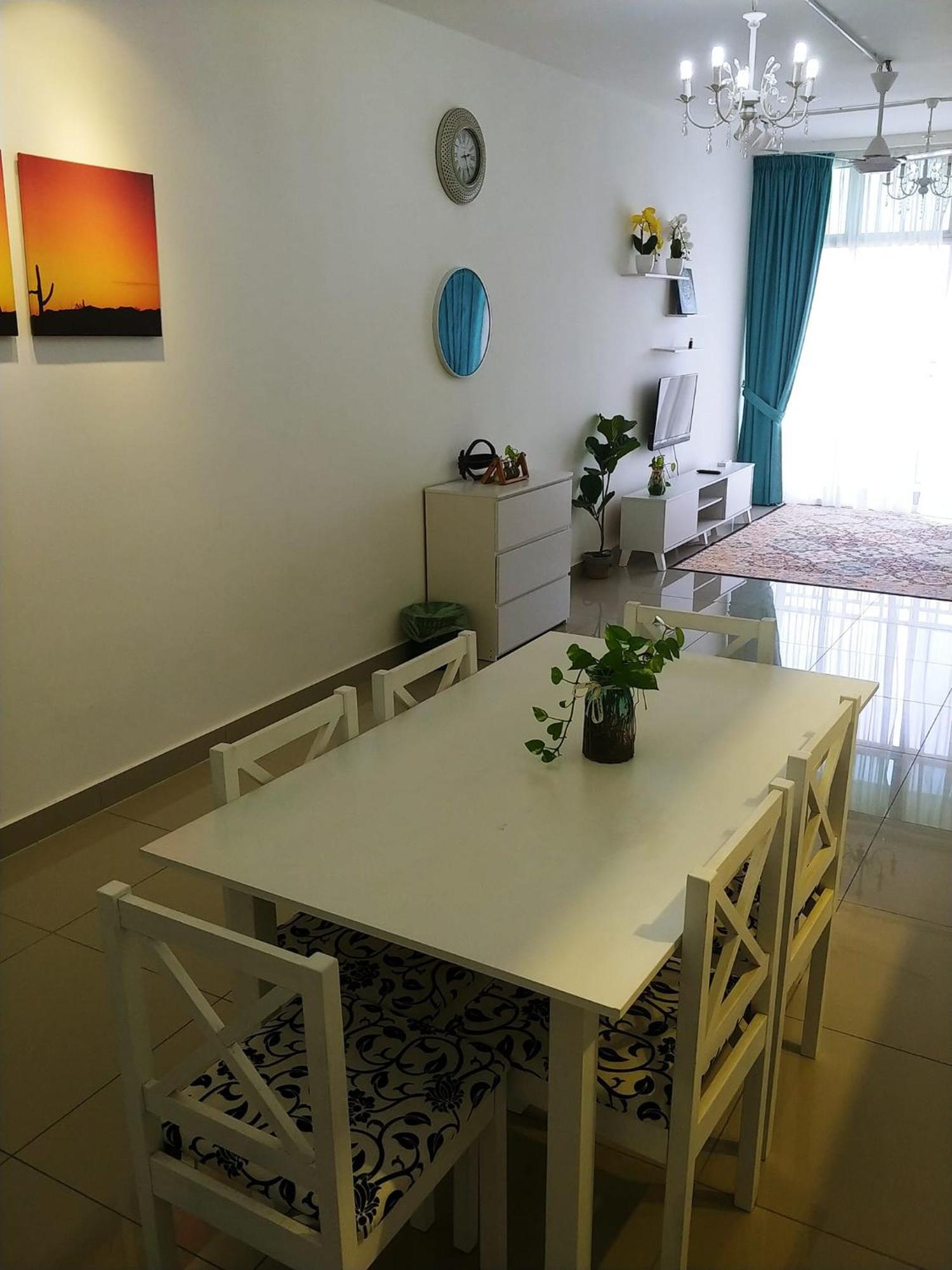 King Sebelah Alamanda Apartment *