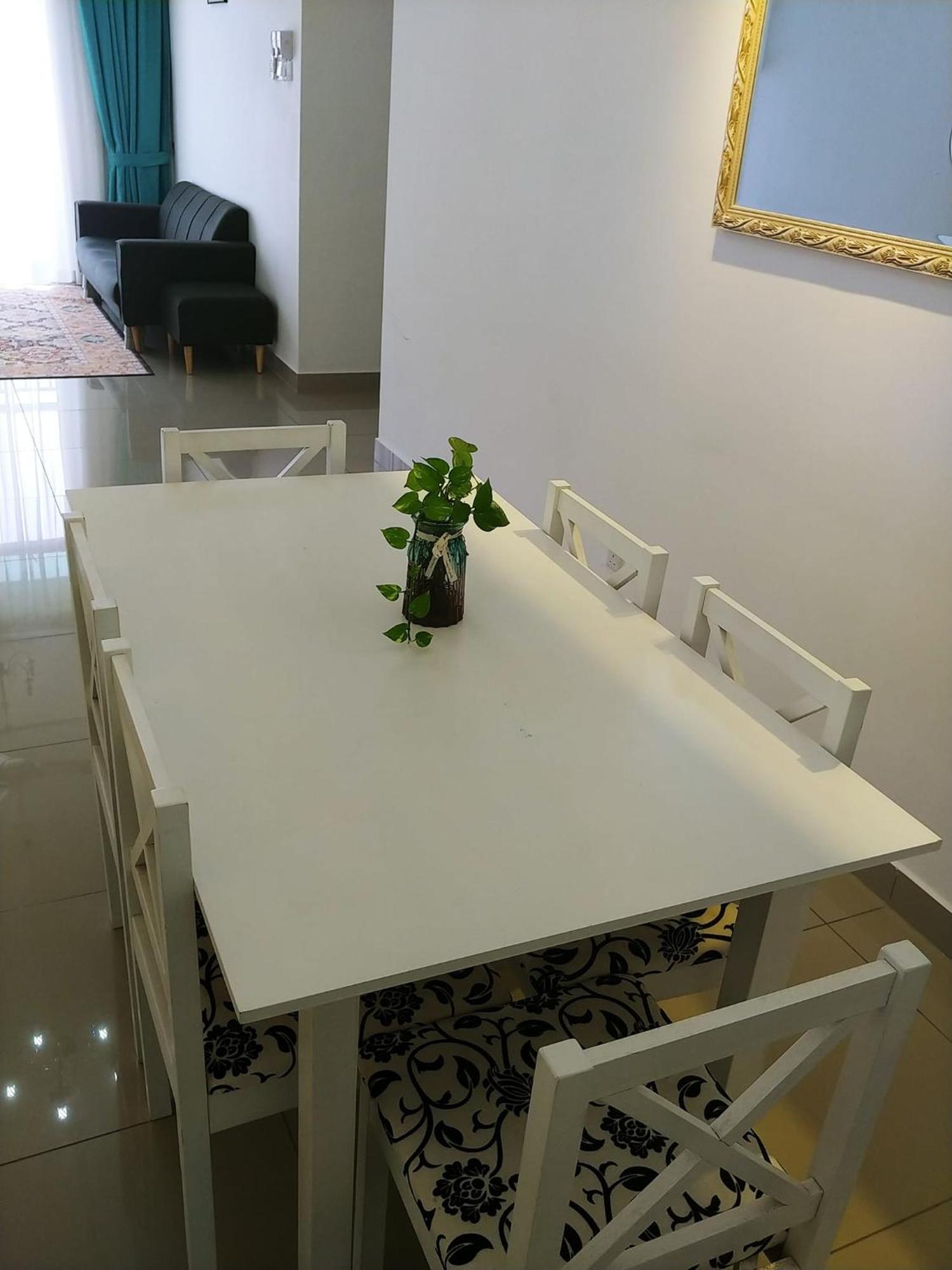 King Sebelah Alamanda Apartment *