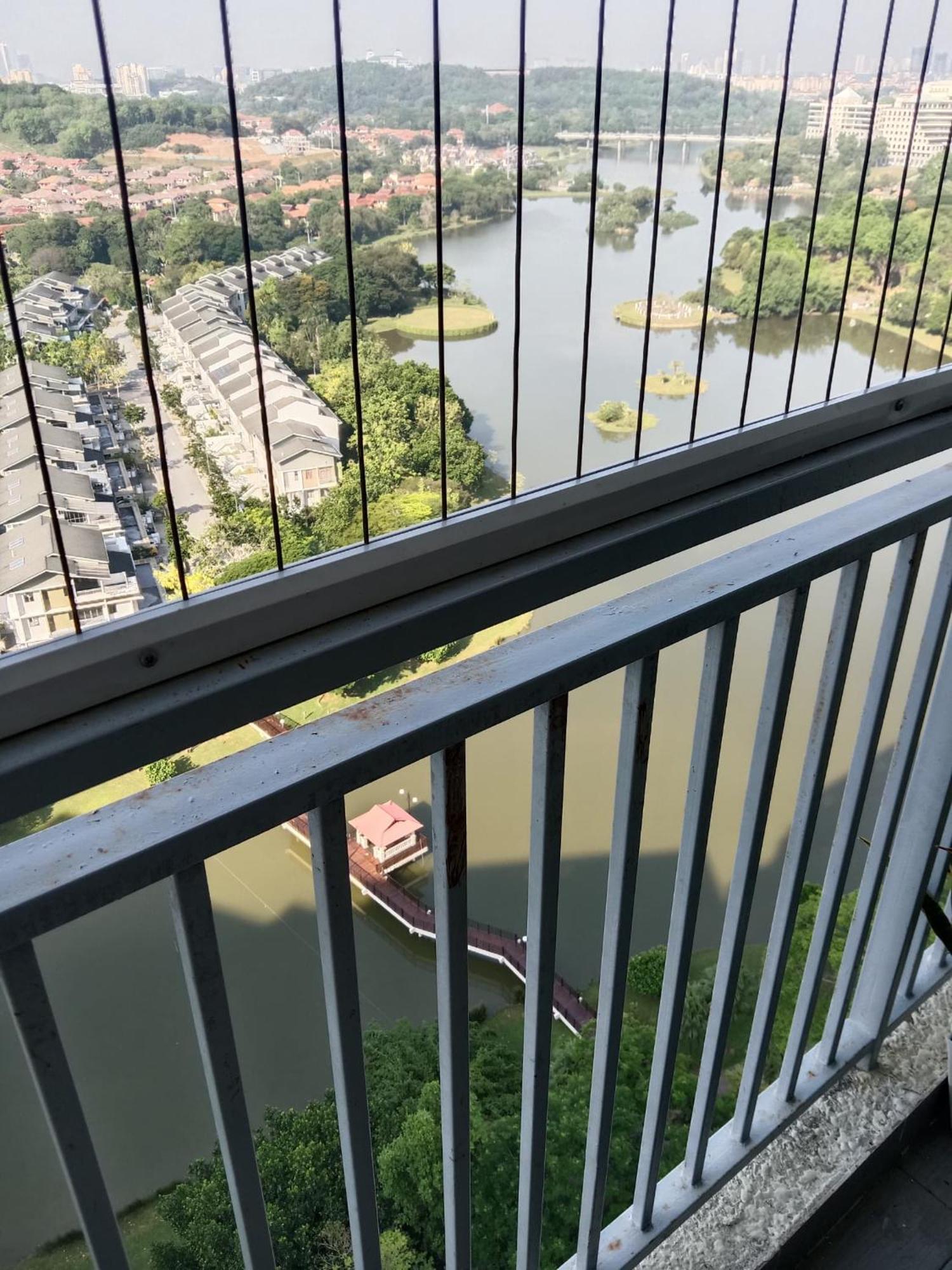 King Sebelah Alamanda Apartment