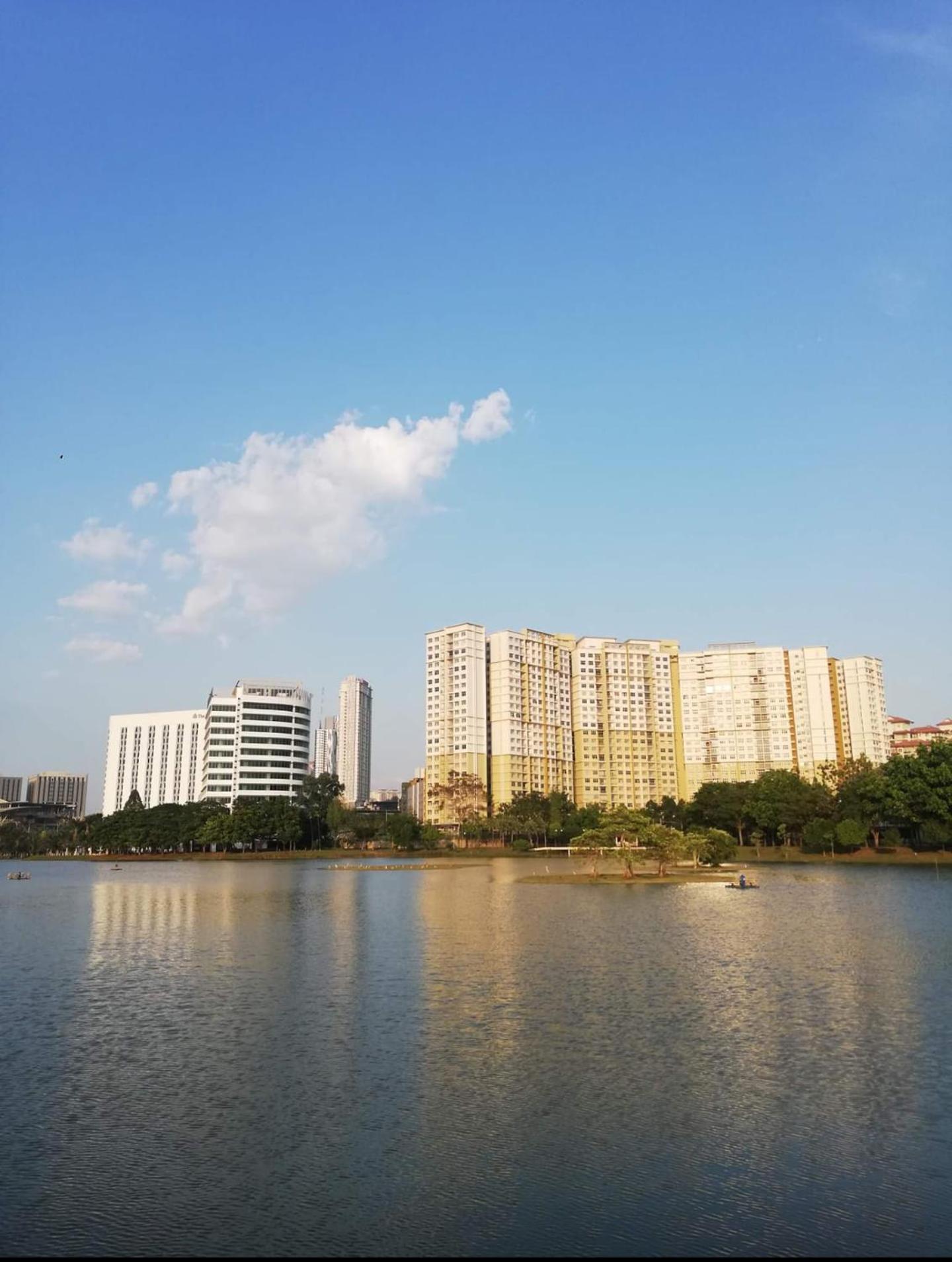 King Sebelah Alamanda Apartment